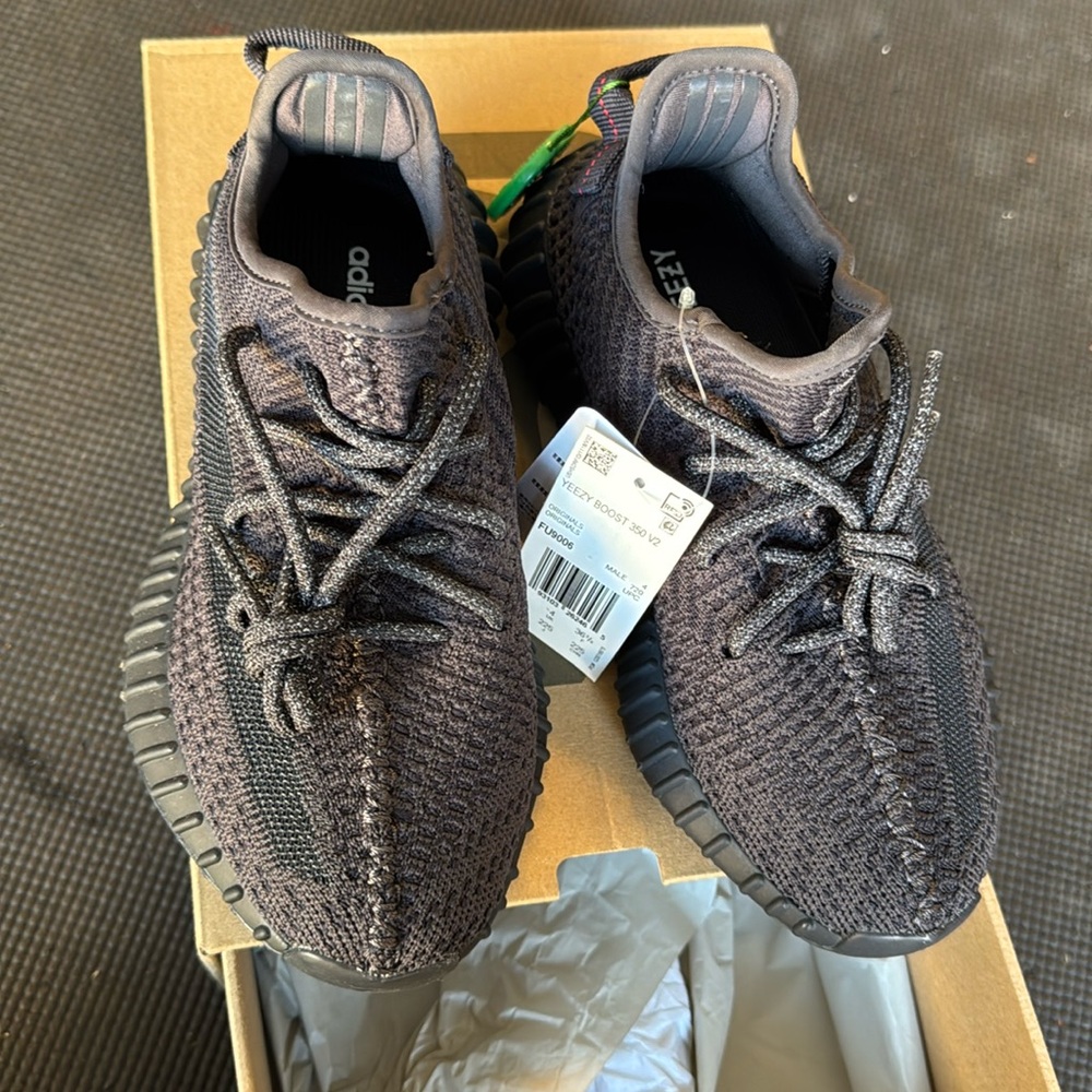 NWT Yeezy Boost 350 V2 Black Non reflective FU9006 Men’s Sz 4.5/Women’s 6